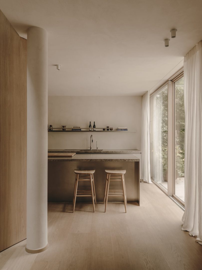 Holzrausch Design Studio设计的极简住宅Paris Residence