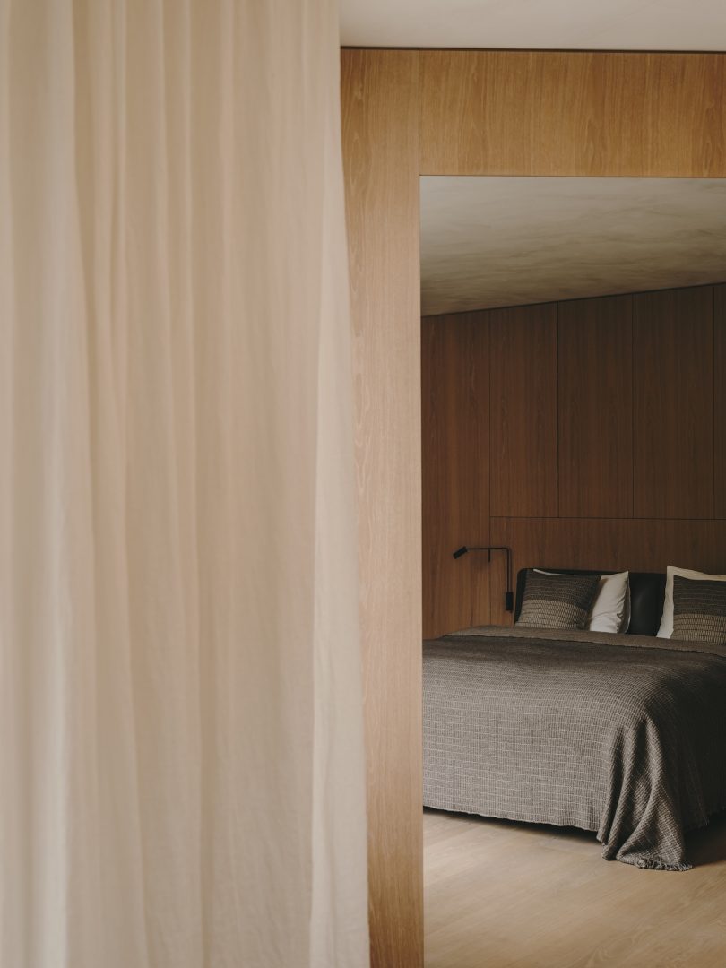 Holzrausch Design Studio设计的极简住宅Paris Residence