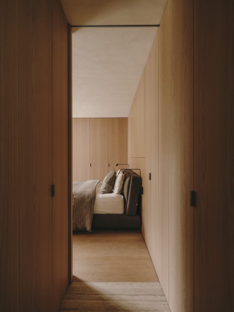 Holzrausch Design Studio设计的极简住宅Paris Residence