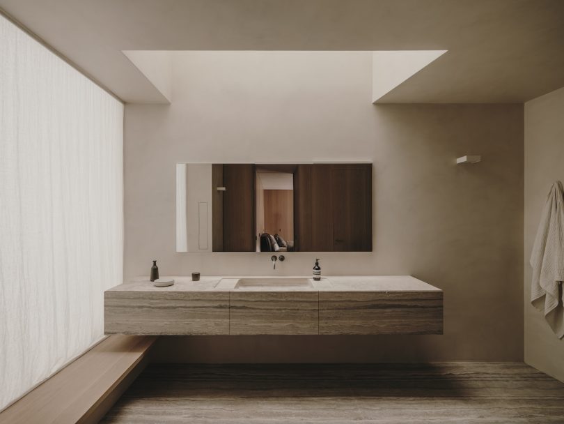 Holzrausch Design Studio设计的极简住宅Paris Residence