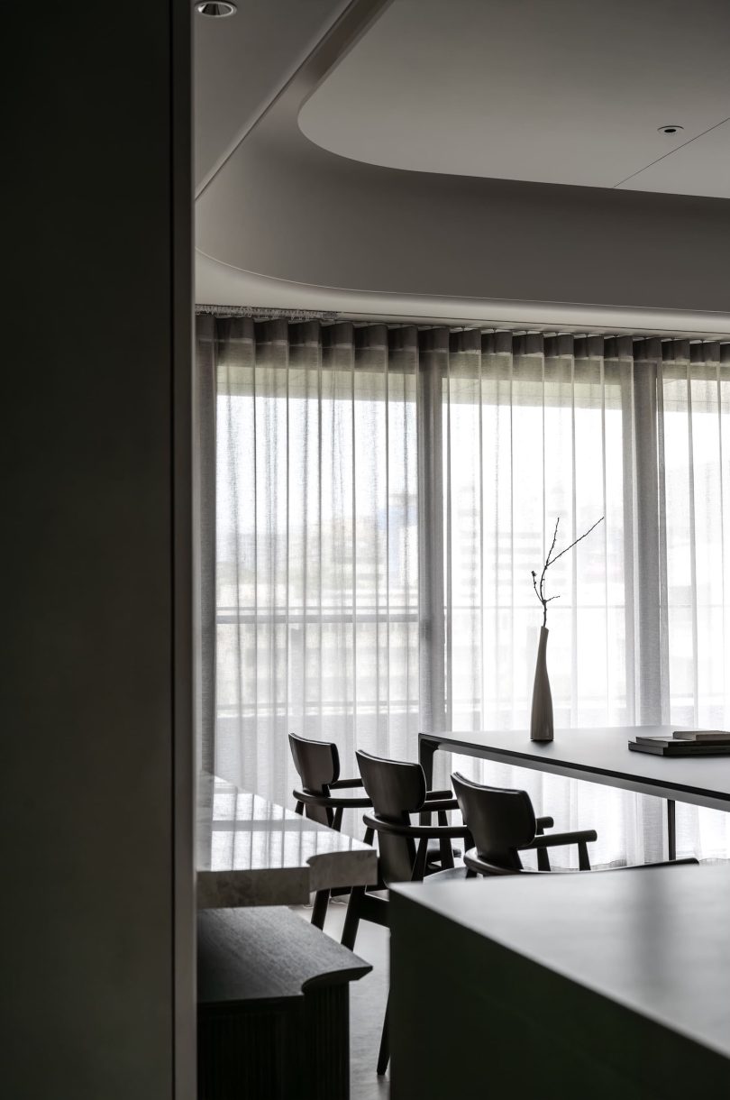 Behind Design设计的极简主义公寓Plain Apartment