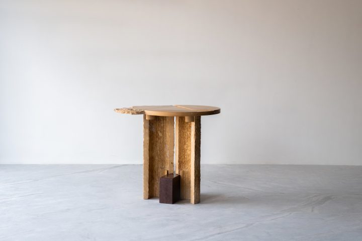 Studio Raw Material设计的极简边桌KHOKHAR K2405