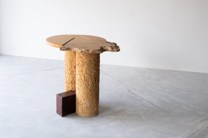 Studio Raw Material设计的极简边桌KHOKHAR K2405