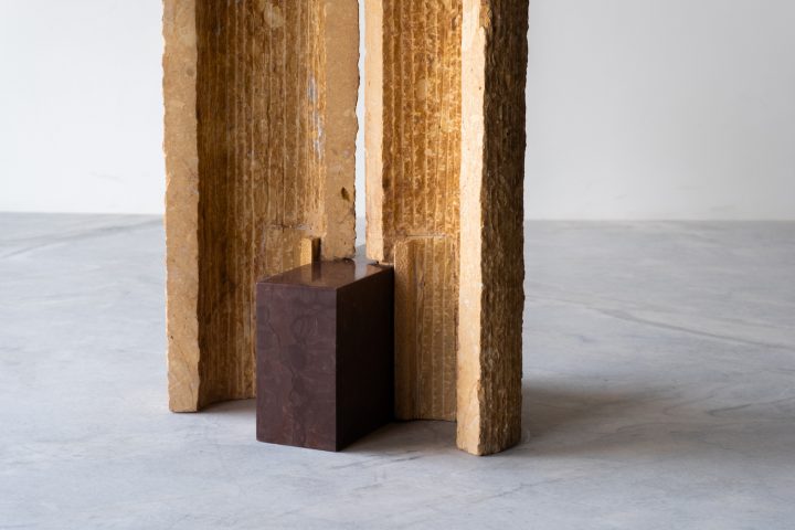 Studio Raw Material设计的极简边桌KHOKHAR K2405