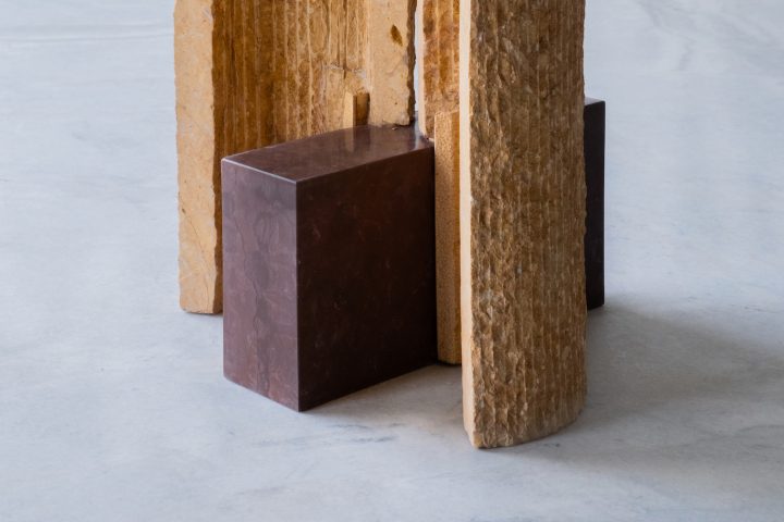 Studio Raw Material设计的极简边桌KHOKHAR K2405