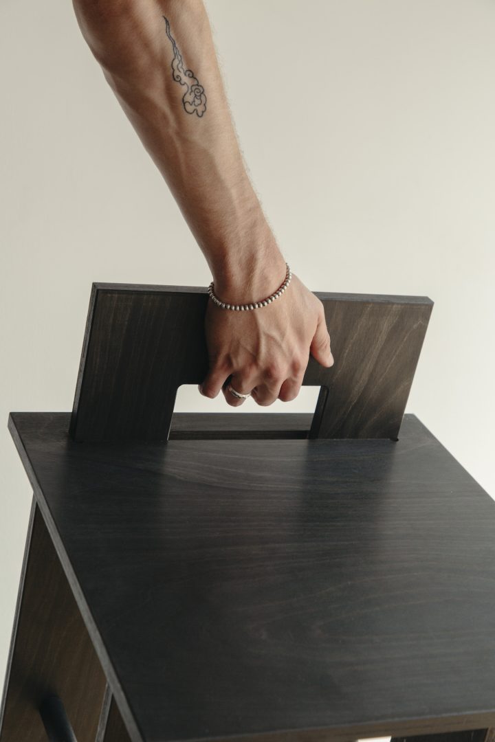 由Graine Studio设计的极简主义凳子SP Stool