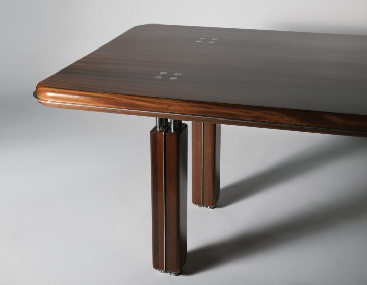 Astraeus Clarke设计的极简主义餐桌Vesper Dining Table