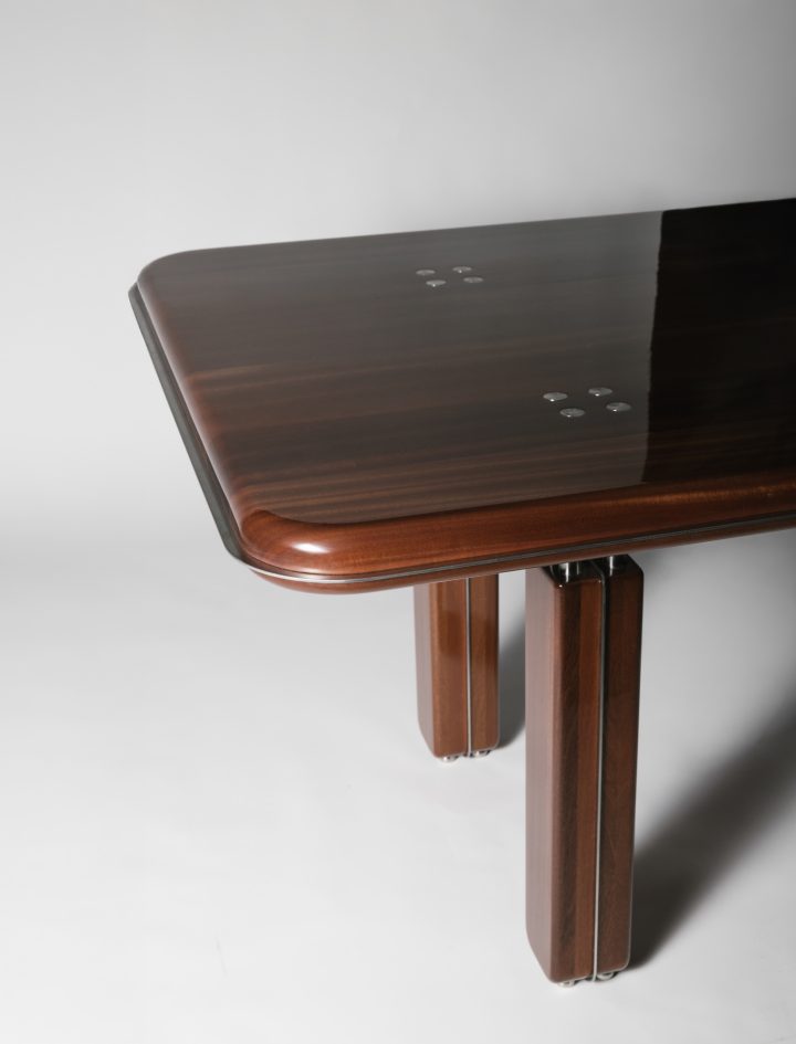 Astraeus Clarke设计的极简主义餐桌Vesper Dining Table