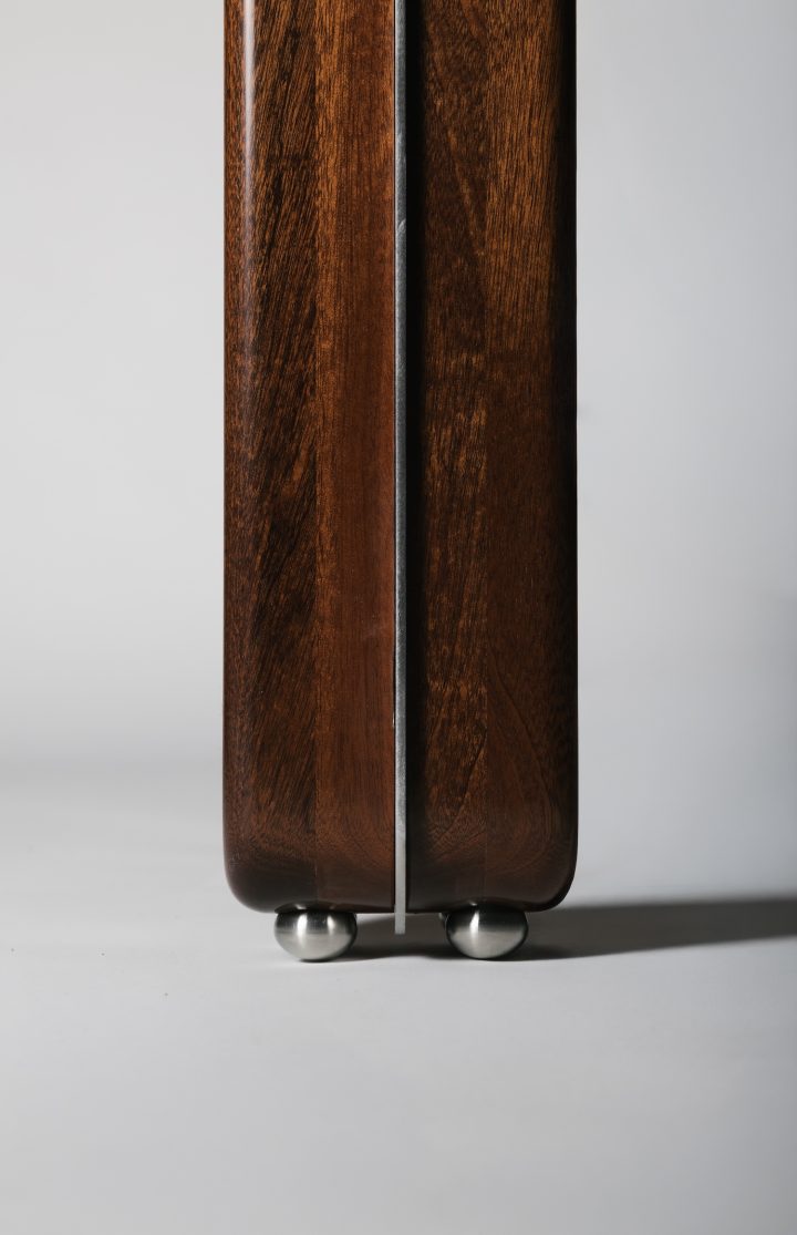 Astraeus Clarke设计的极简主义餐桌Vesper Dining Table