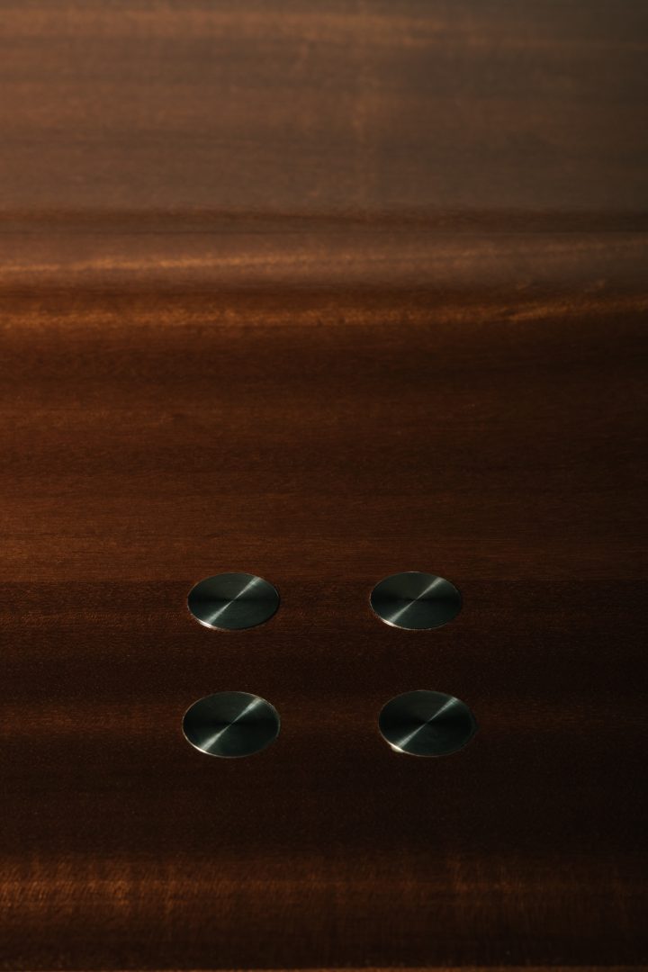 Astraeus Clarke设计的极简主义餐桌Vesper Dining Table