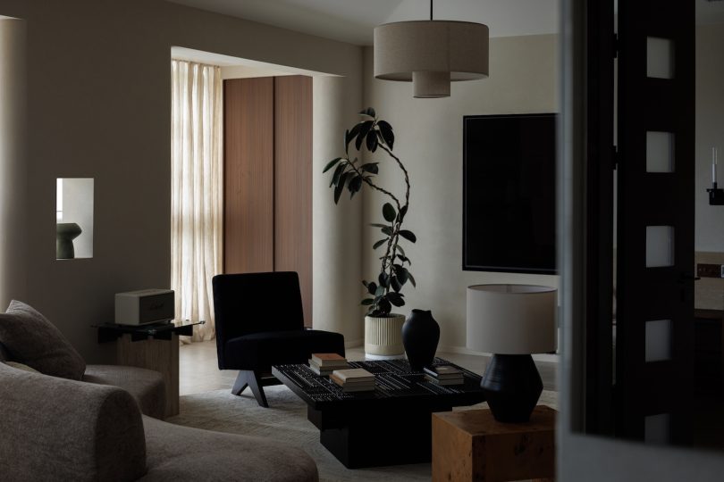 OneHouse Design设计的极简住宅Living by the Mountains