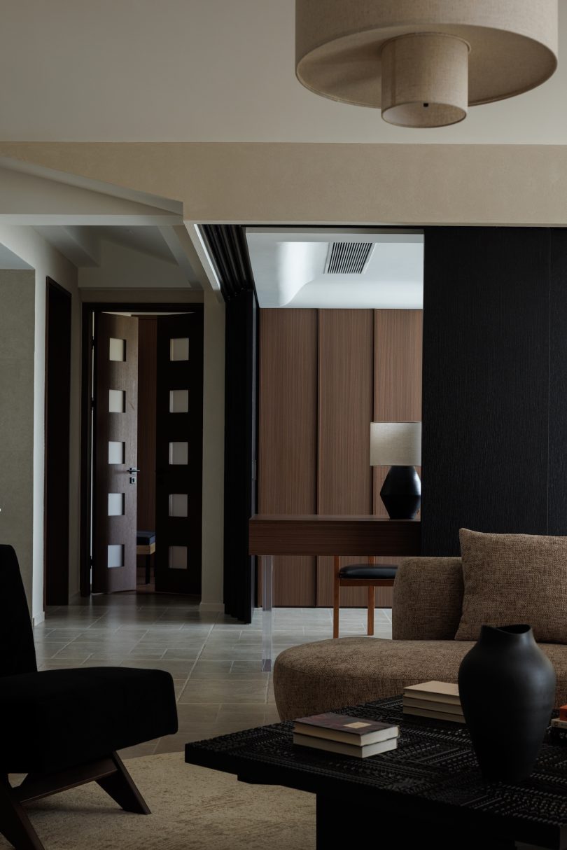 OneHouse Design设计的极简住宅Living by the Mountains