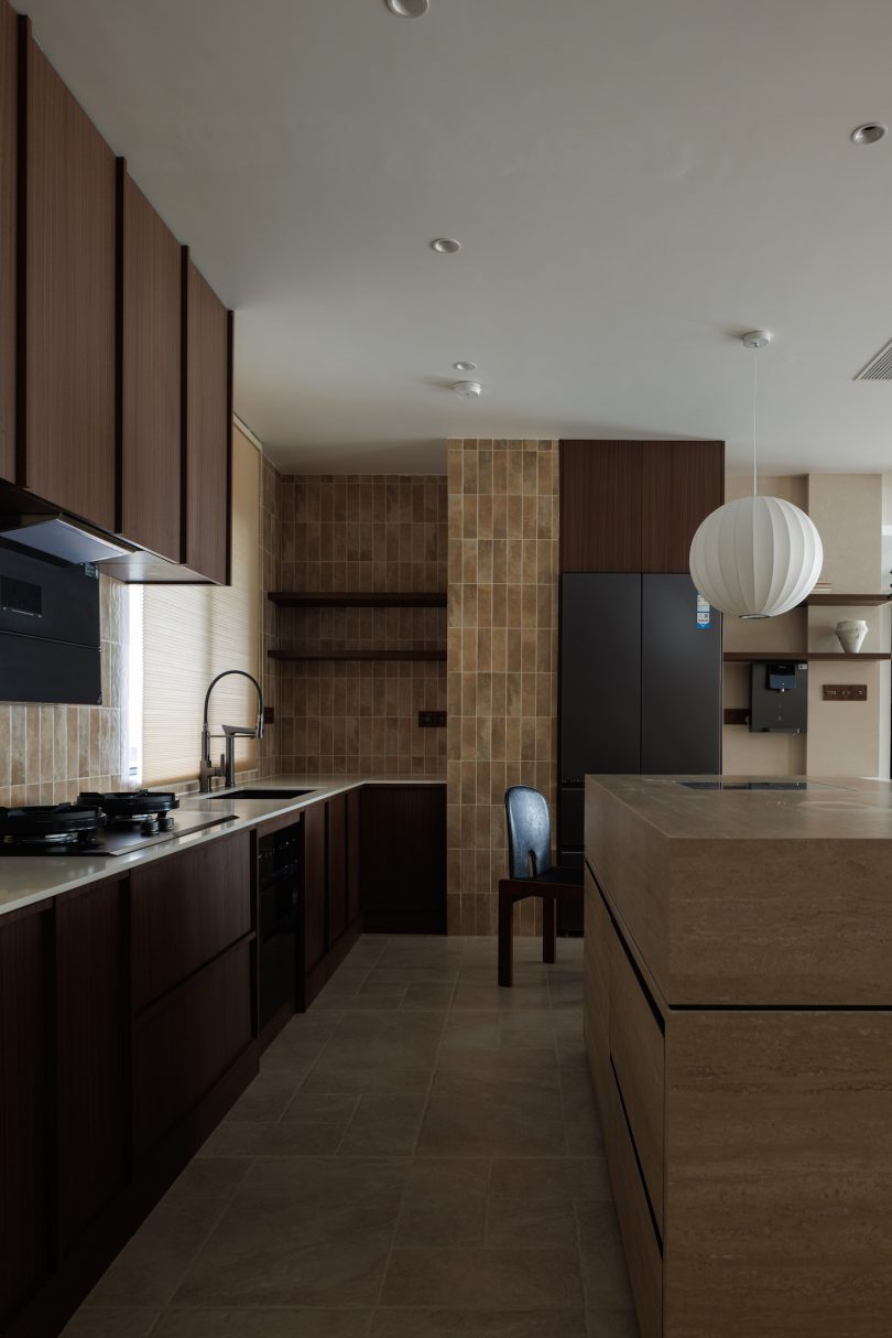 OneHouse Design设计的极简住宅Living by the Mountains