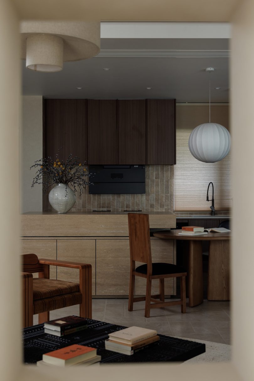 OneHouse Design设计的极简住宅Living by the Mountains