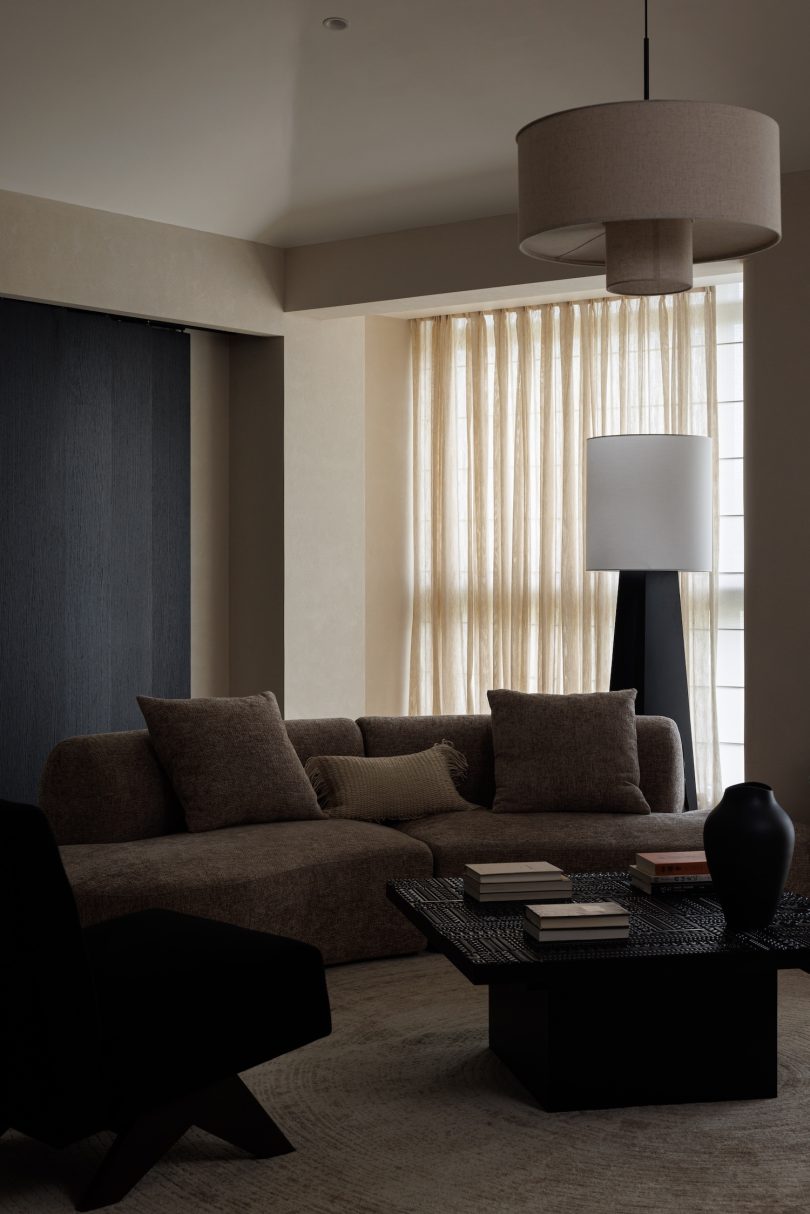 OneHouse Design设计的极简住宅Living by the Mountains