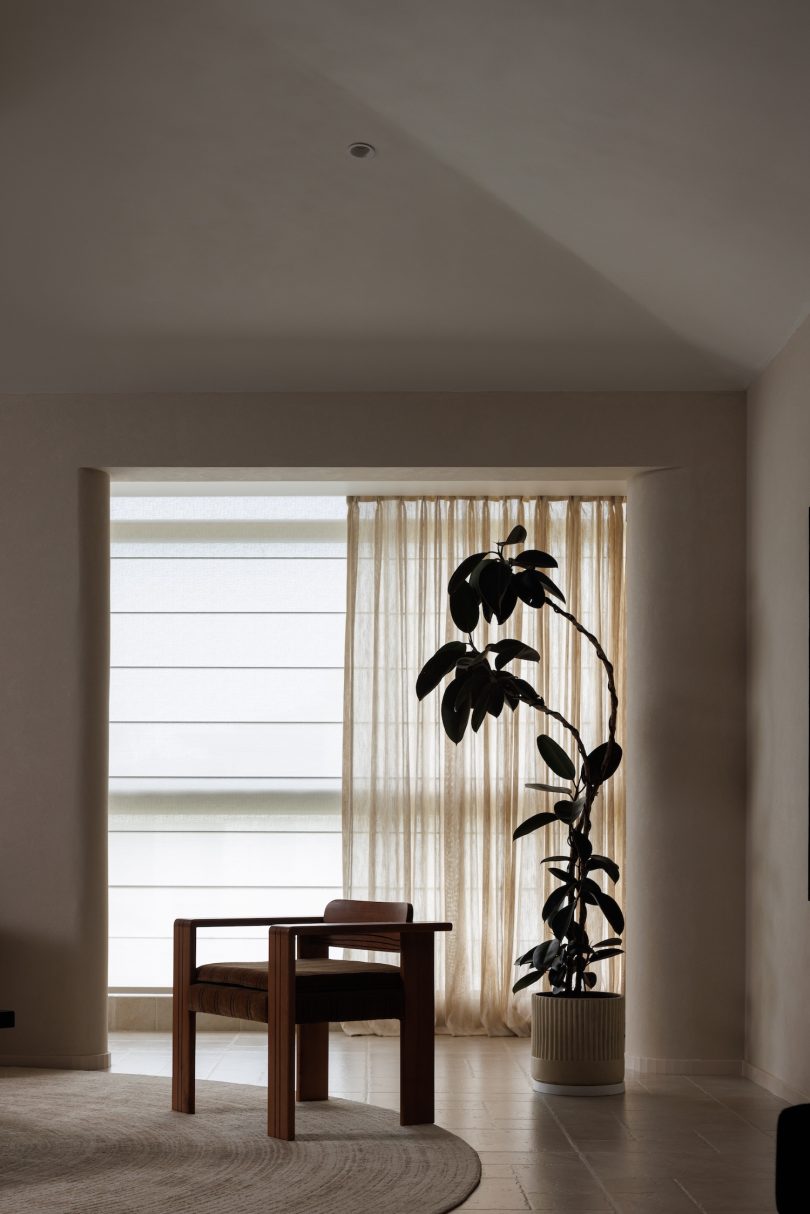 OneHouse Design设计的极简住宅Living by the Mountains