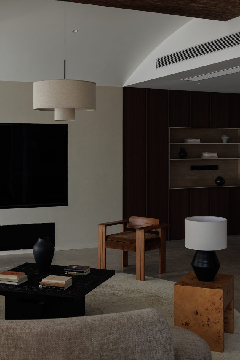 OneHouse Design设计的极简住宅Living by the Mountains