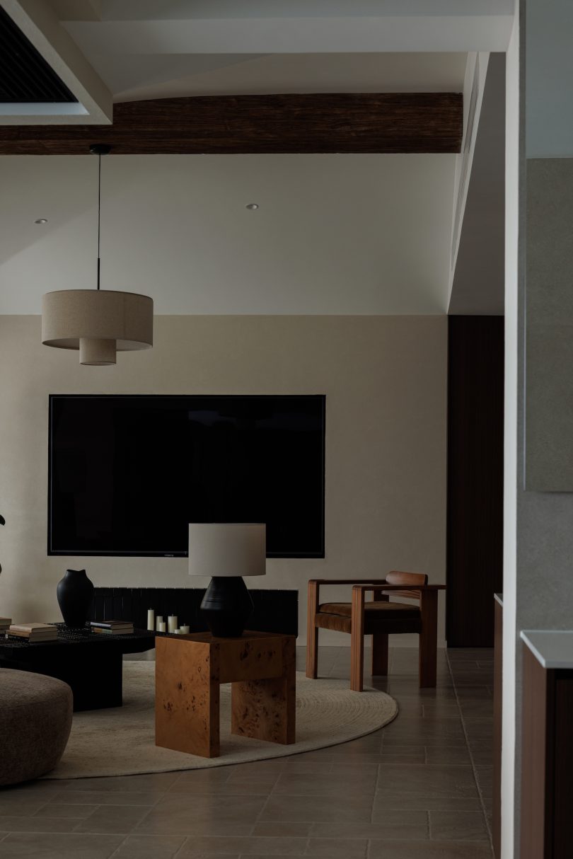 OneHouse Design设计的极简住宅Living by the Mountains