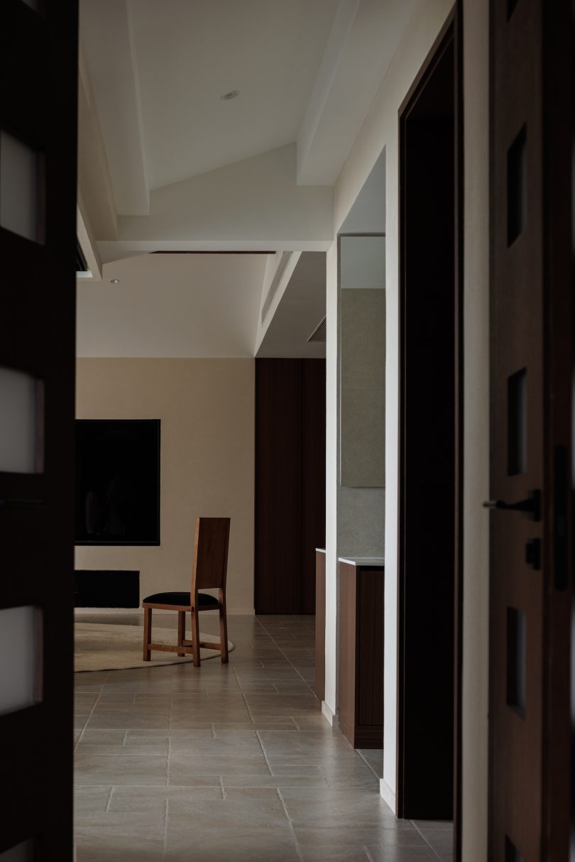 OneHouse Design设计的极简住宅Living by the Mountains