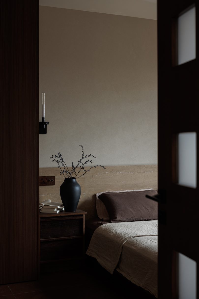 OneHouse Design设计的极简住宅Living by the Mountains