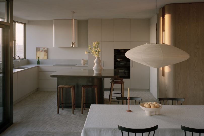 由Lovell Burton设计的极简主义公寓99 Spring Street