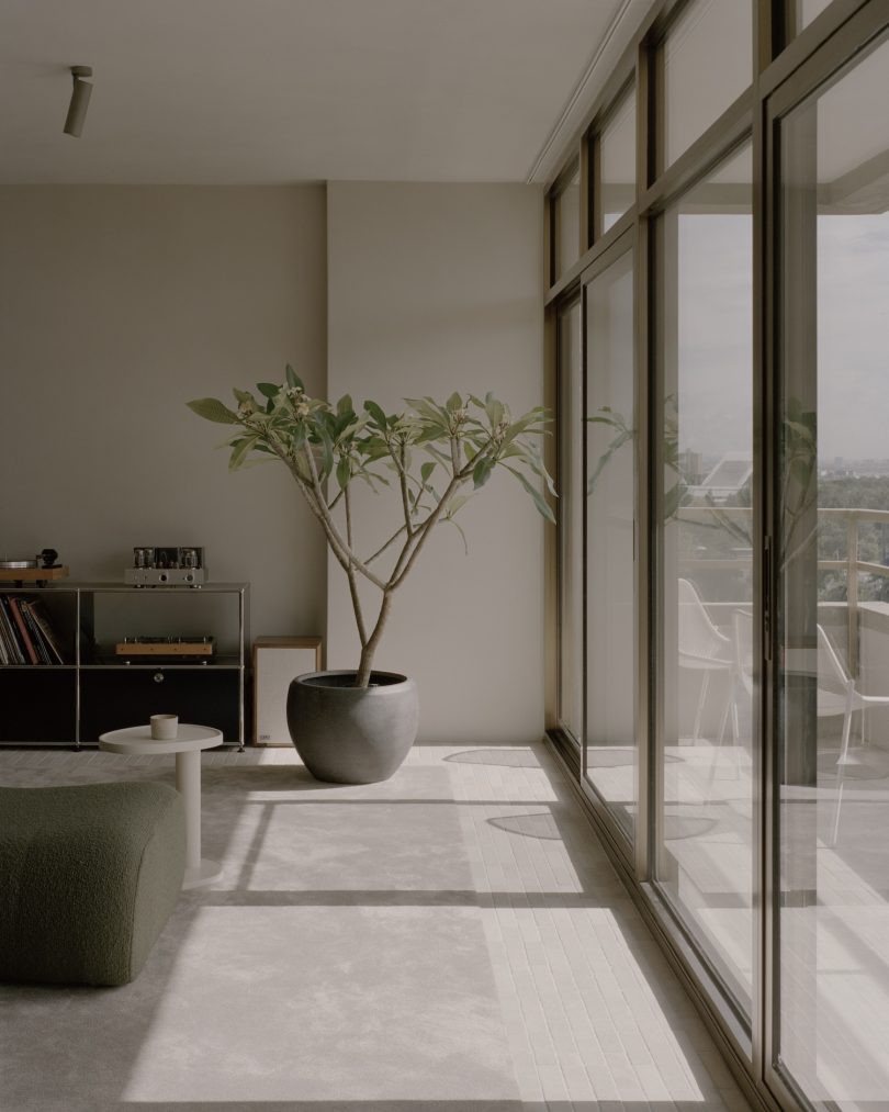 由Lovell Burton设计的极简主义公寓99 Spring Street