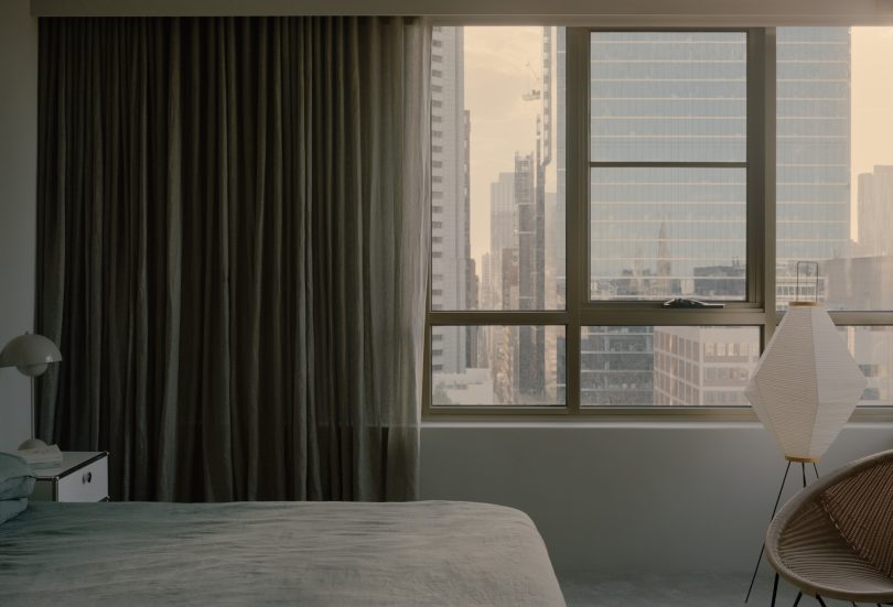 由Lovell Burton设计的极简主义公寓99 Spring Street