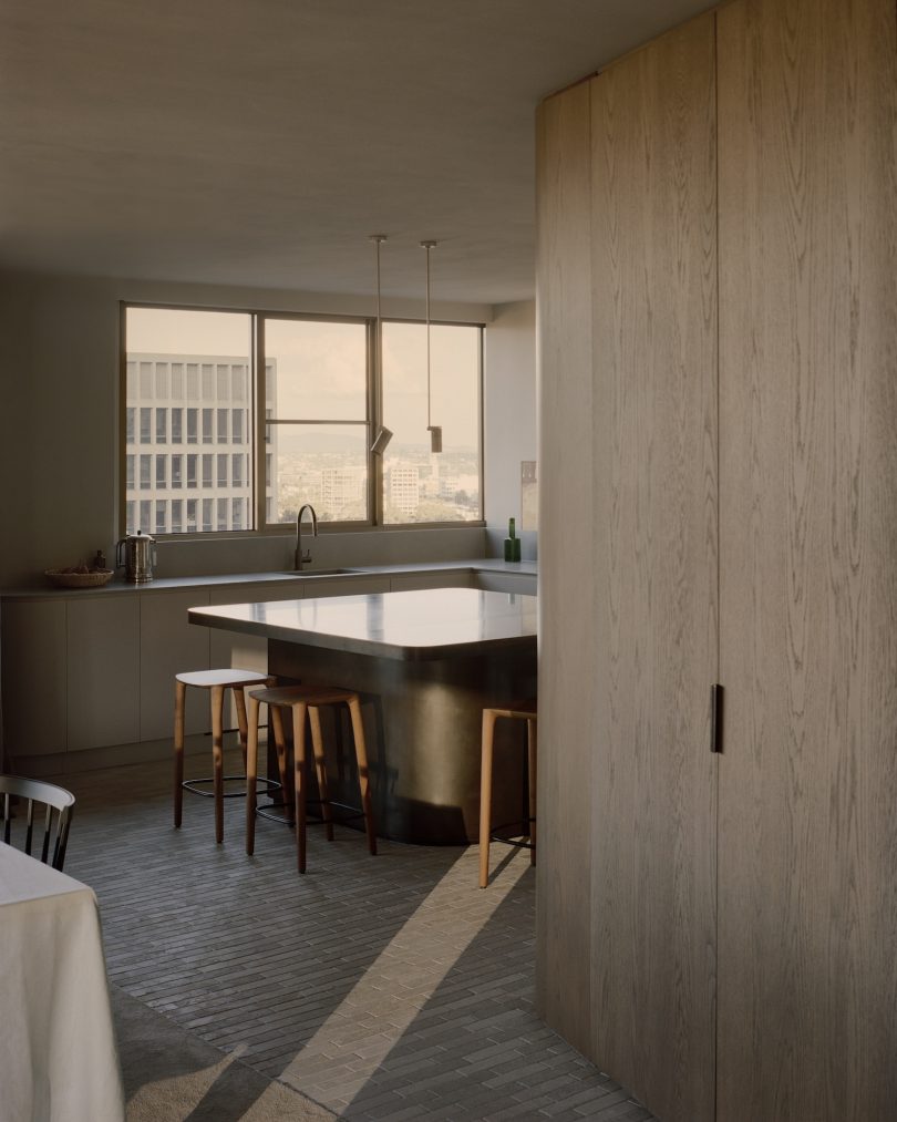 由Lovell Burton设计的极简主义公寓99 Spring Street