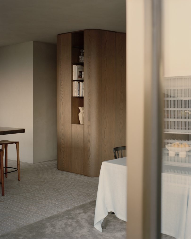 由Lovell Burton设计的极简主义公寓99 Spring Street