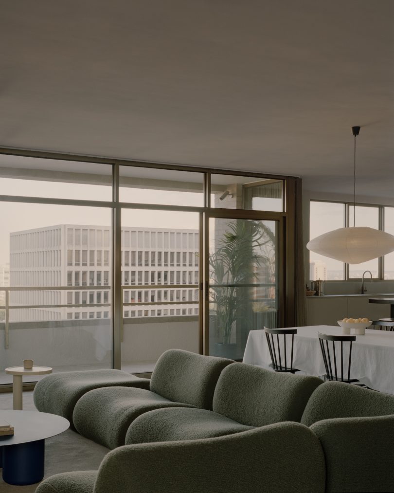 由Lovell Burton设计的极简主义公寓99 Spring Street