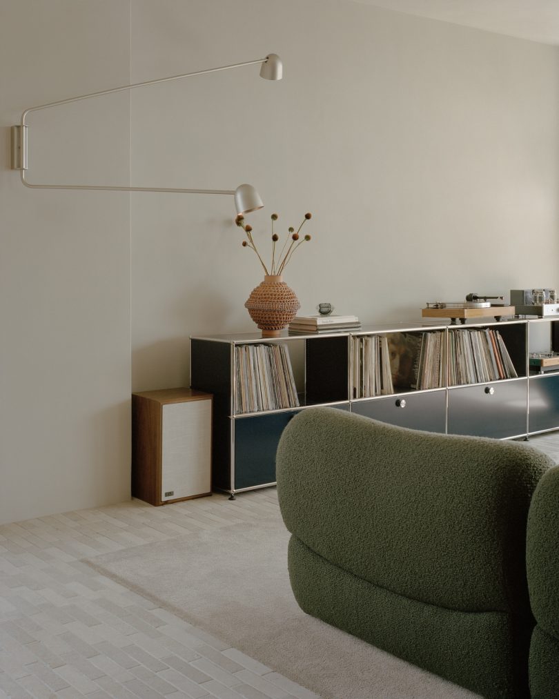 由Lovell Burton设计的极简主义公寓99 Spring Street