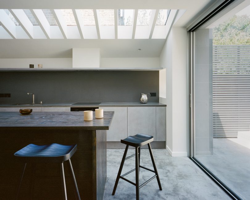 由EBBA Architects设计的极简主义住宅Basalt House