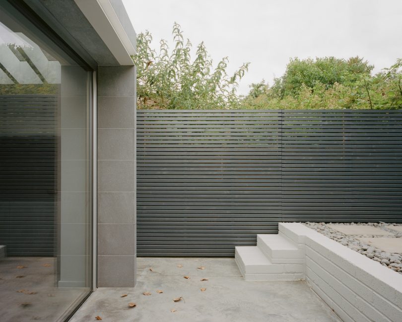 由EBBA Architects设计的极简主义住宅Basalt House