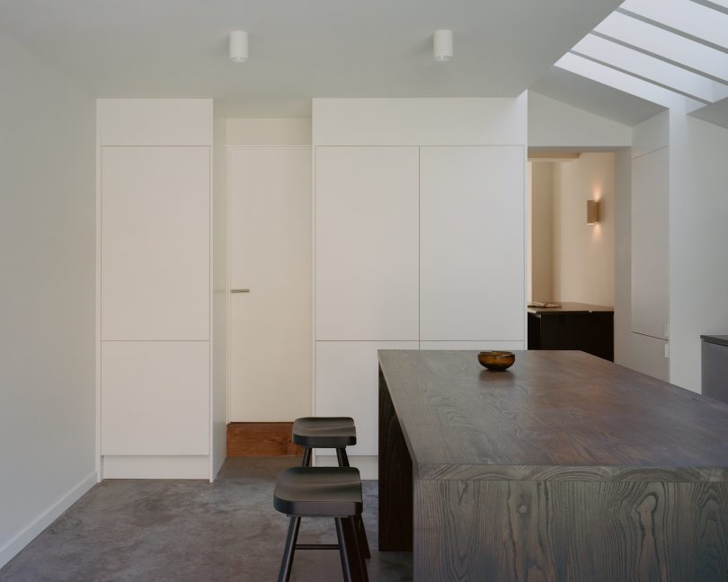 由EBBA Architects设计的极简主义住宅Basalt House