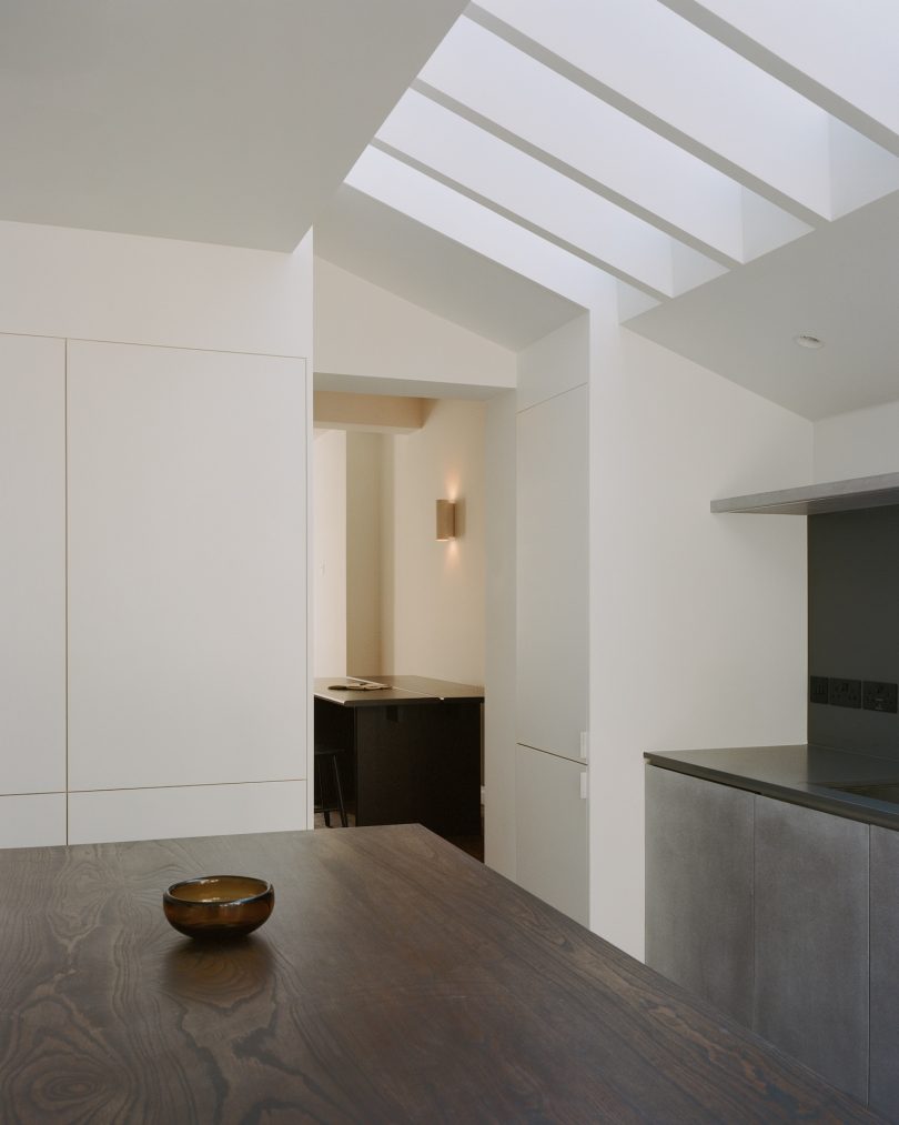 由EBBA Architects设计的极简主义住宅Basalt House