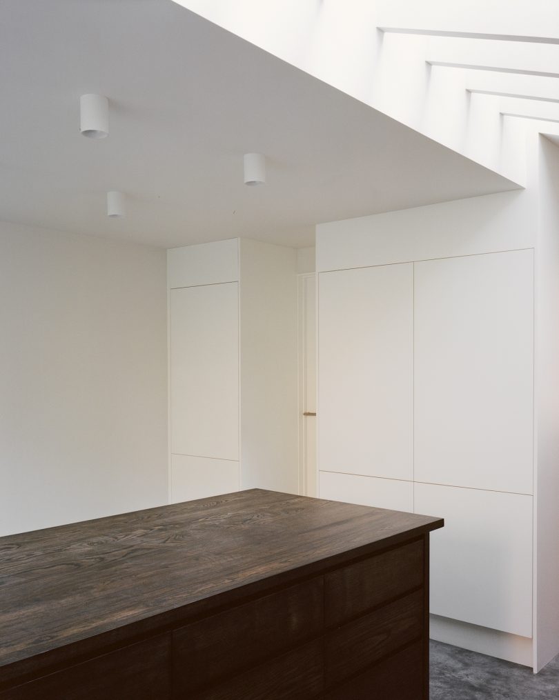 由EBBA Architects设计的极简主义住宅Basalt House