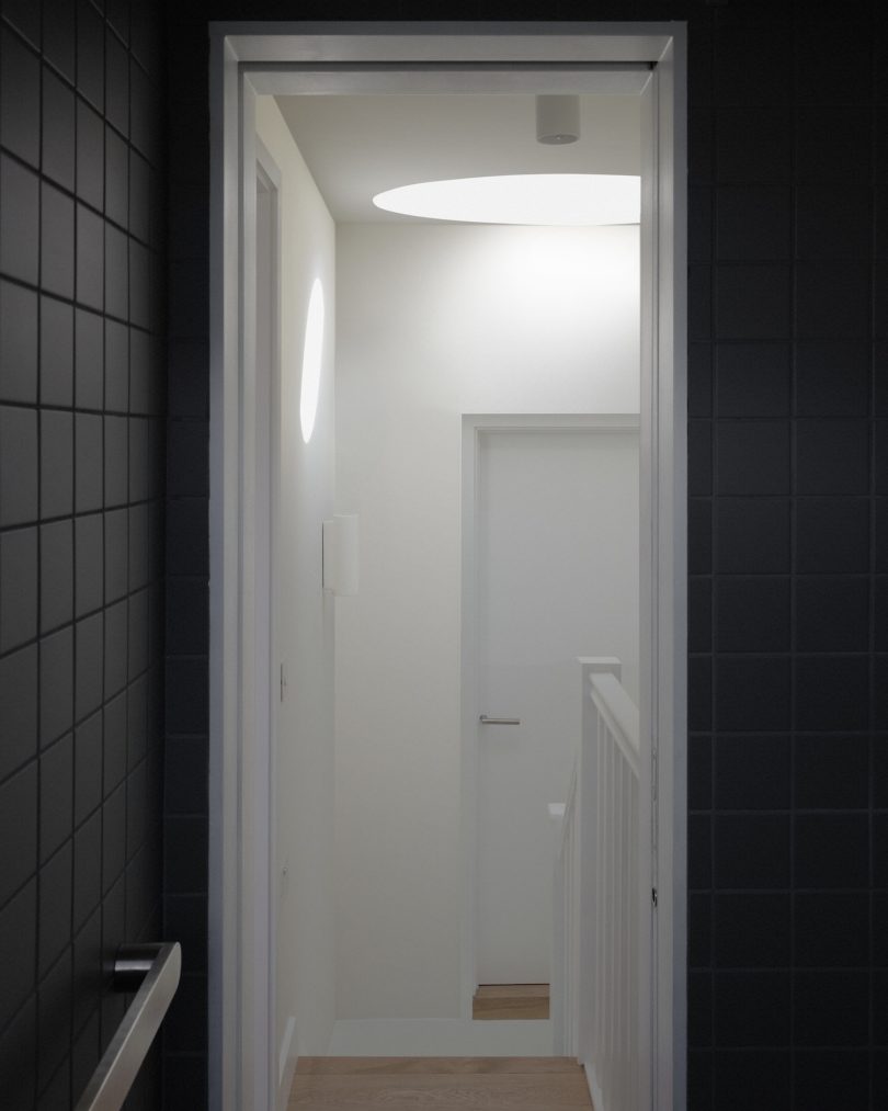 由EBBA Architects设计的极简主义住宅Basalt House