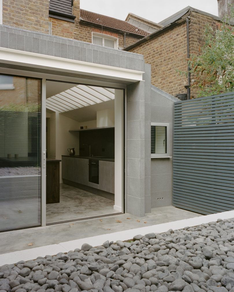 由EBBA Architects设计的极简主义住宅Basalt House