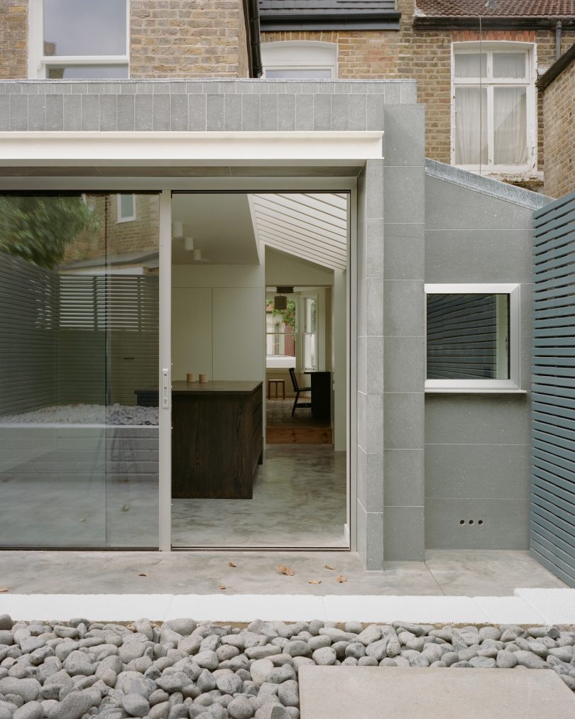 由EBBA Architects设计的极简主义住宅Basalt House