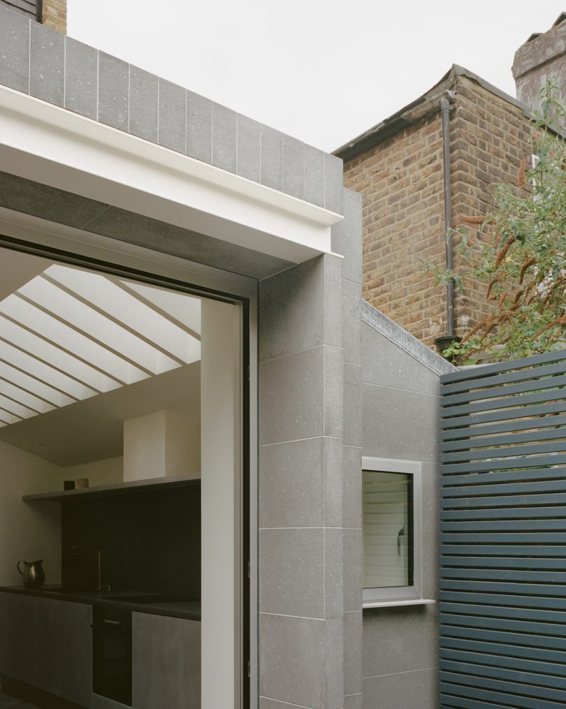 由EBBA Architects设计的极简主义住宅Basalt House