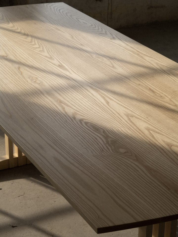 Mokko Seishin设计的极简主义餐桌Bone Dining Table