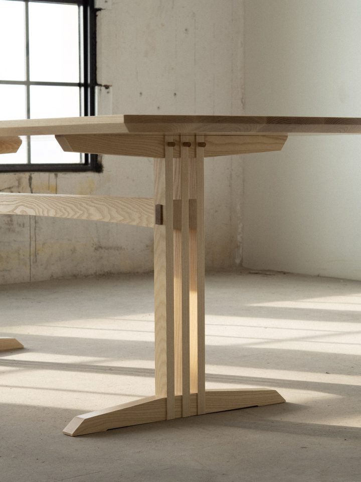 Mokko Seishin设计的极简主义餐桌Bone Dining Table