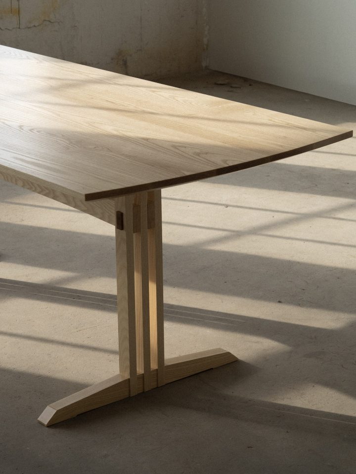 Mokko Seishin设计的极简主义餐桌Bone Dining Table