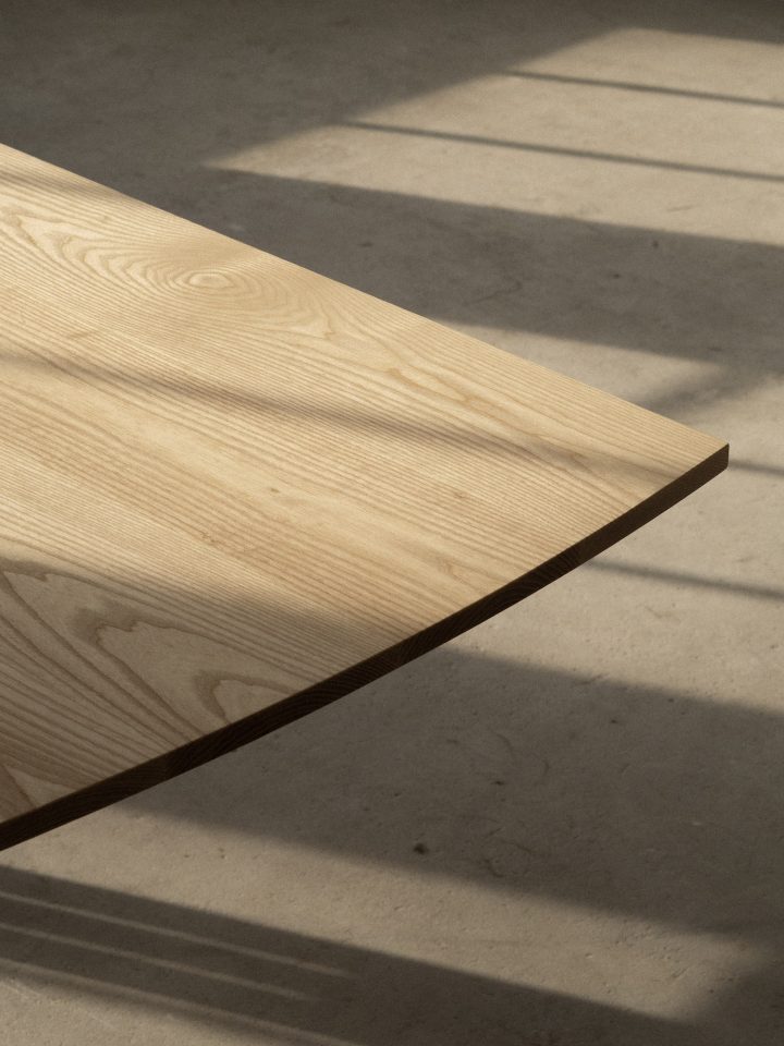 Mokko Seishin设计的极简主义餐桌Bone Dining Table