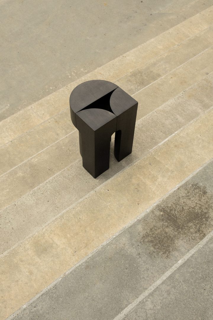 由Estefanía Agudelo设计的极简主义边桌En.torno