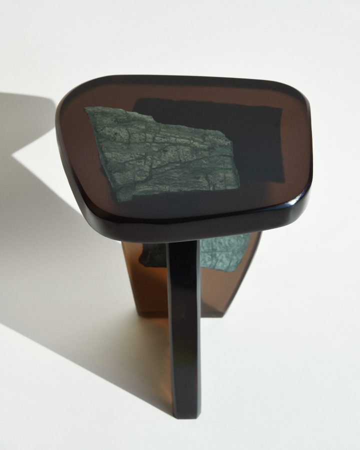 由Fict Studio设计的极简主义边桌Fragment Side Table