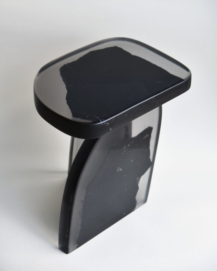 由Fict Studio设计的极简主义边桌Fragment Side Table