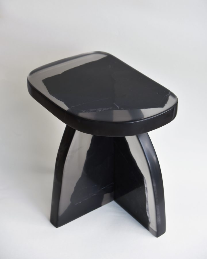 由Fict Studio设计的极简主义边桌Fragment Side Table