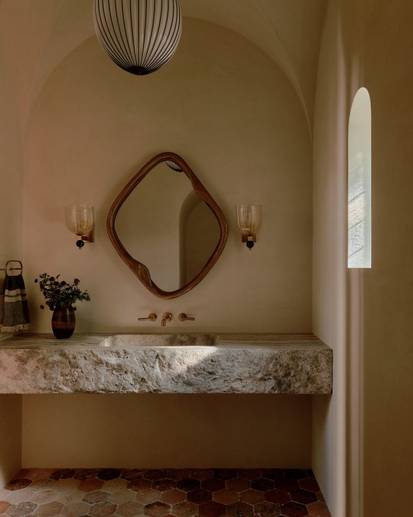 由Alexander Design设计的极简主义住宅Lake Austin