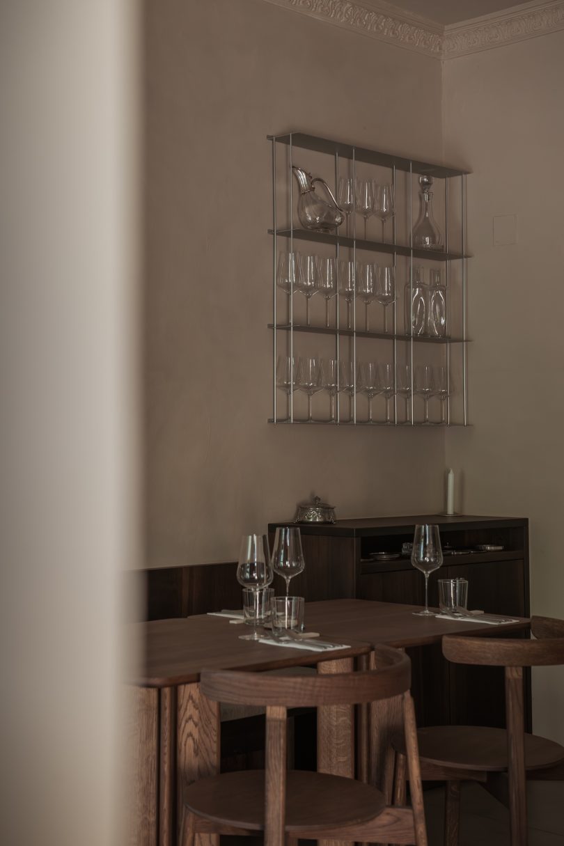 由Studio J.Braunfels设计的极简主义酒吧Mokum